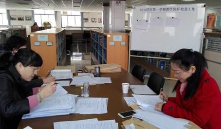上图为督导专家集中检查教学资料2.jpg 上图为督导专家集中检查教学资料2.jpg