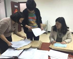 上图为工作人员检查各系提交的资料.jpg 上图为工作人员检查各系提交的资料.jpg