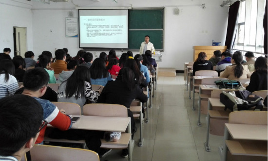 图2 公强工程师为学生讲课_meitu_4.jpg 图2 公强工程师为学生讲课_meitu_4.jpg