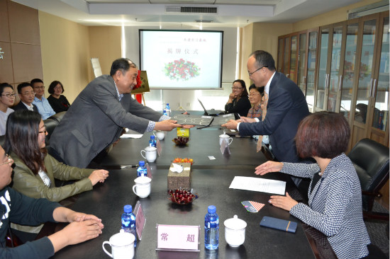 图1 刘孔庆副院长与刘学信主任签署实习基地协议_meitu_1.jpg 图1 刘孔庆副院长与刘学信主任签署实习基地协议_meitu_1.jpg